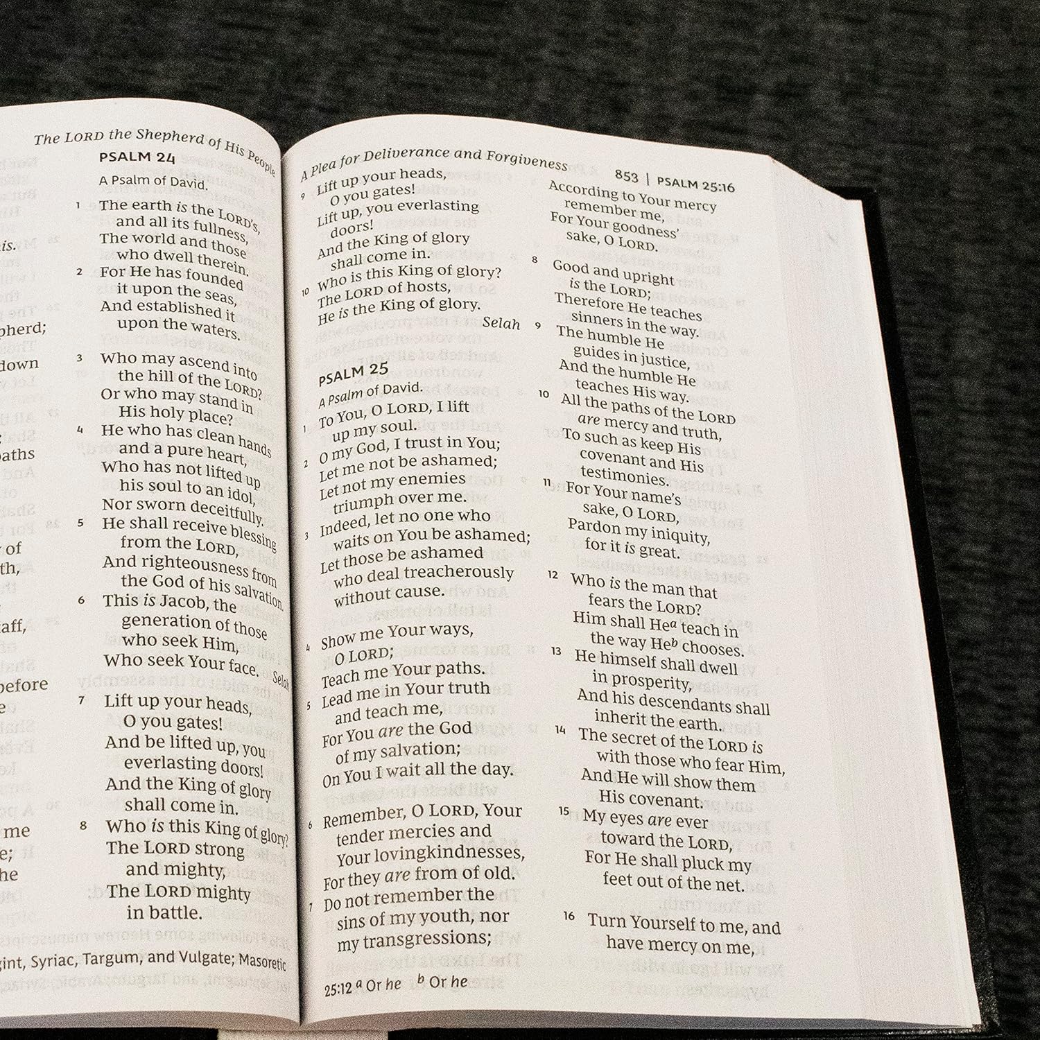 NKJV Pew Bible, Large Print, Black - Image 2